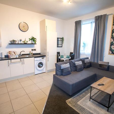 Ideal For Groups - Modern 2 Bedroom Apartment - Free Parking, Transit Links, Close To Stadiums Manchester Exterior foto
